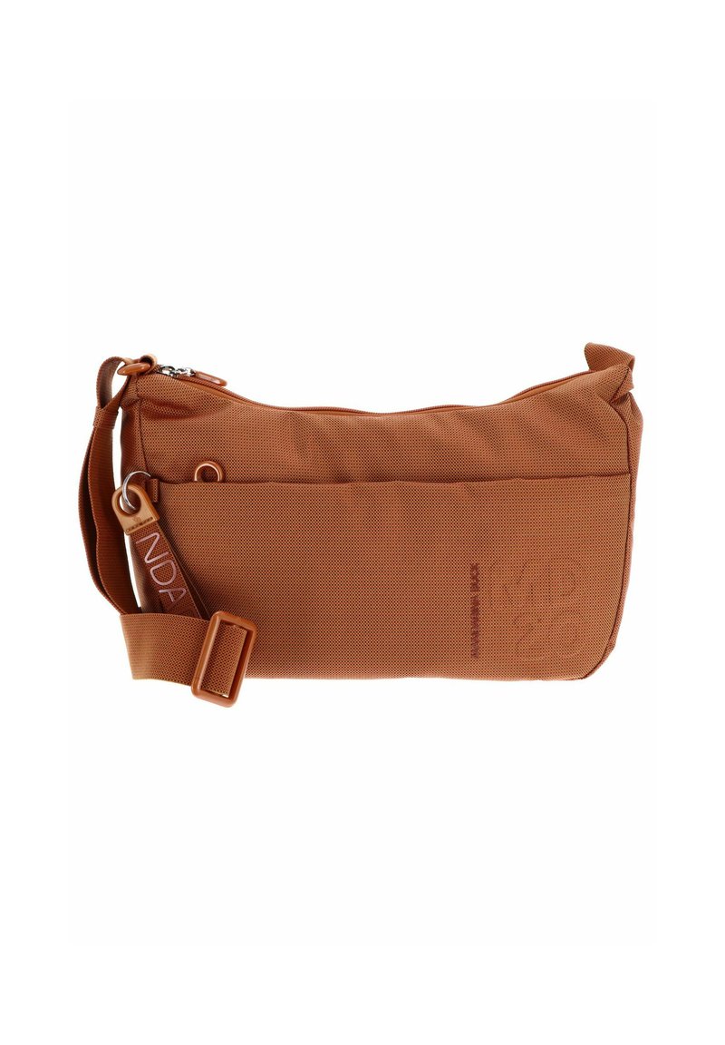 Sac bandoulière en tissu texturé marron avec une fermeture éclair, une sangle réglable, et un petit logo en relief sur le côté.