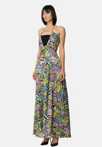 Abito lungo con una vivace stampa floreale e zebrate, design a collo halter, bodice nero, tessuto leggero e silhouette fluida.
