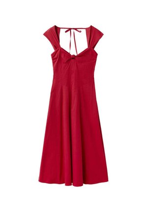 Vestido midi rojo sin mangas con corsé ajustado, escote corazón, mangas tipo capa y cierre con lazo en la nuca.