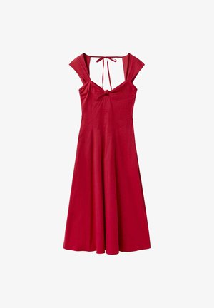 Vestido midi rojo sin mangas con corsé ajustado, escote corazón, mangas tipo capa y cierre con lazo en la nuca.