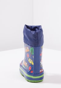 Bottes de pluie en caoutchouc navy avec un motif sur le thème du trafic. Elles possèdent un bout arrondi, un haut en tissu doux et une semelle extérieure verte pour une meilleure adhérence.