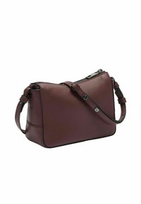 Bordowa skórzana torebka o gładkiej fakturze, prostokątnym kształcie, regulowanym pasku na ramię i srebrnych akcentach metalowych. Zapięcie na zamek u góry.