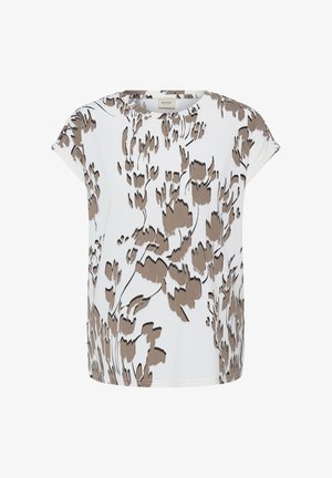 Witte top met korte mouwen en losse pasvorm, met een bruin-zwart abstract bloemenpatroon en een ronde halslijn.