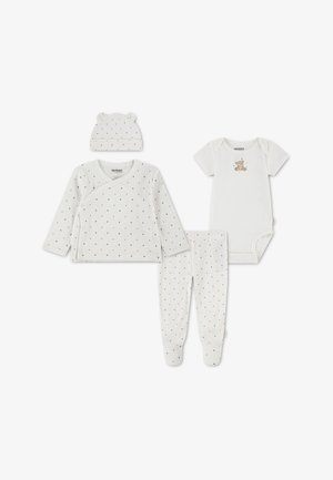 Set di abbigliamento bianco per neonati, comprendente un cappello con orecchie, camicia a incrocio, pantaloni con piedini a piccoli puntini e un body con stampa di orsetto.