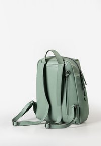 Zaino in pelle verde menta con spallacci regolabili, maniglia superiore e chiusura con zip. Superficie testurizzata con dettagli di cucitura sottili.