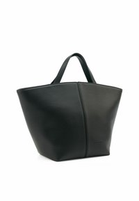 Borsa tote nera in pelle con una forma geometrica, caratterizzata da pannelli bicolore e manici corti. Texture liscia con dettagli di cucitura visibili.