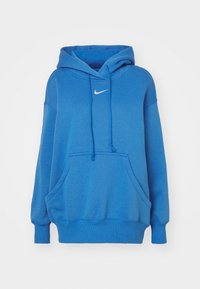 Blå fleecetröja med huva, kanguruficka, dragsko och vit Nike-logga på bröstet. Mjuk textur och lös passform.