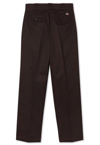 Tmavě hnědé kalhoty se zvýšeným střihem, s nažehlenými záhyby, dvěma zadními kapsami na knoflíky a decentním logem na pase.