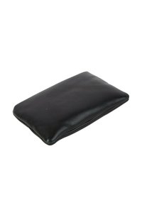 Pochette rectangulaire en cuir noir avec un rembourrage doux et des bords arrondis sur fond blanc.