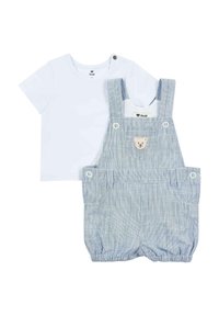 Witte T-shirt met korte mouwen in combinatie met blauwe gestreepte salopettes. De salopettes hebben een berenapplicatie en drukknoopjes om te sluiten.