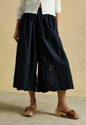 Joules, REGULAR FIT - BRODERIE CROPPED WIDE LEG CULOTTES . - sukňa v tvare A - navy
