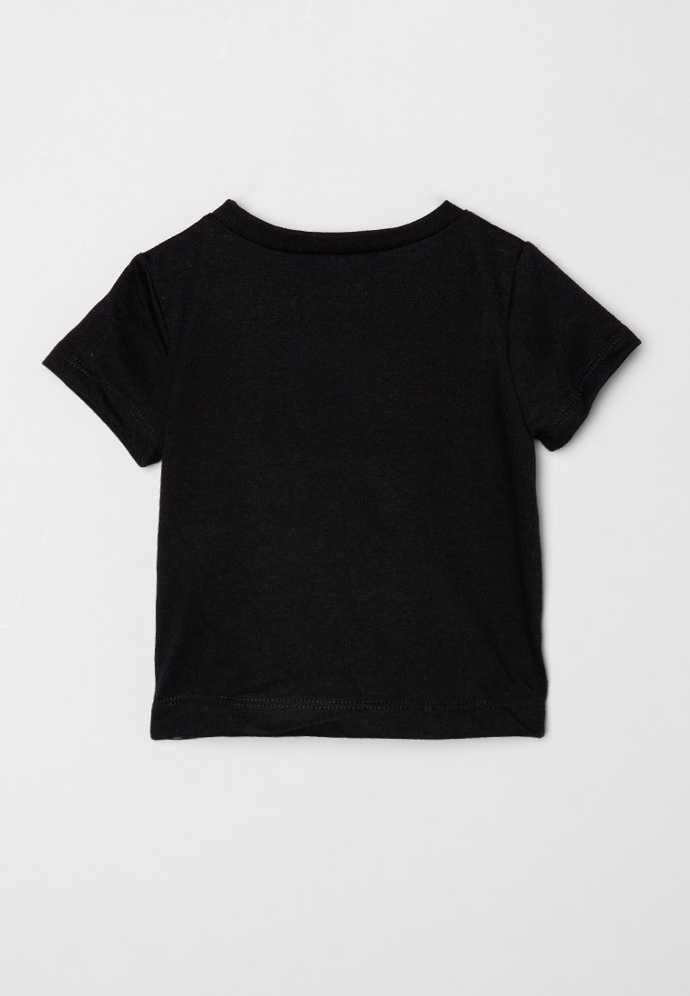T-shirt noir à manches courtes avec un col rond, confectionné en coton doux ; présente une texture lisse et une coupe décontractée.