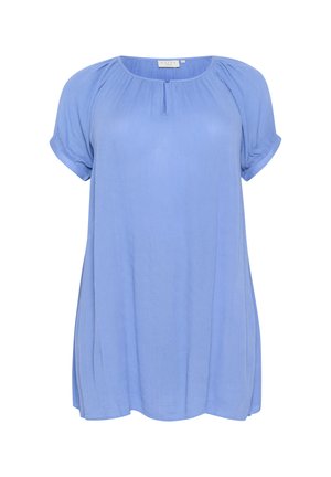 Lichtblauwe blouse met korte mouwen, ronde halslijn, geplooide schouderdetails en een losse pasvorm. Gladde textuur en subtiele glans.