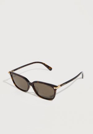 Rechthoekige zonnebril met schildpaddessin, donkere glazen en gouden details bij de scharnieren, op een witte achtergrond.