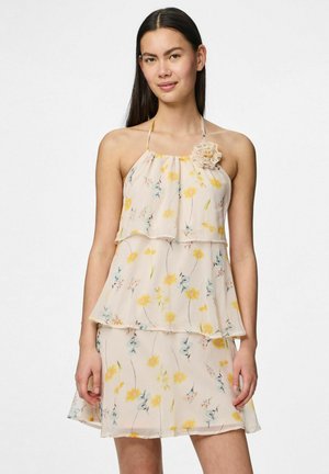 Robe halter florale en tissu léger transparent avec un design à volants. Comprend des fleurs jaunes et bleues, ainsi qu'un accent en forme de fleur décorative en tissu.