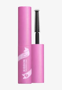 Roze mascara tube met een matte afwerking. Het ontwerp heeft een gebogen borstel met korte, stijve haartjes voor het aanbrengen. Versierd met witte branding.