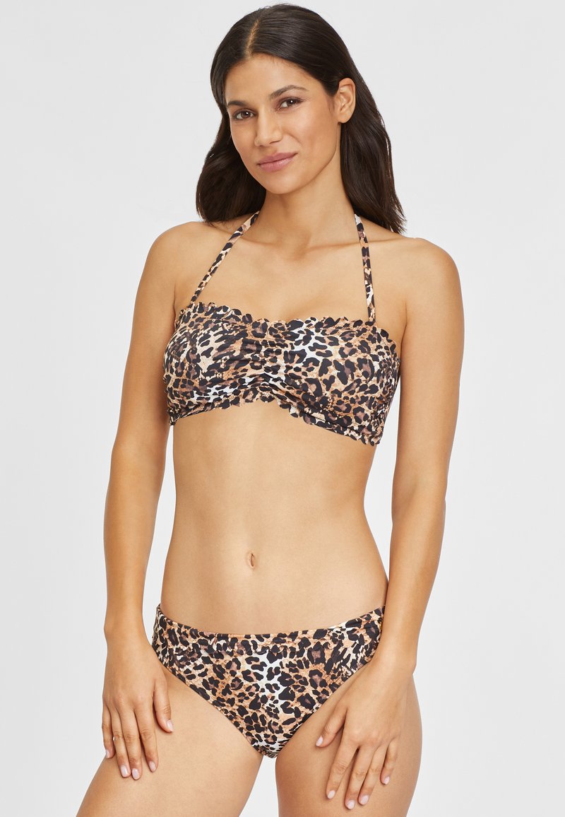 Bikini souprava s leopardím potiskem, zahrnující nařasený bandeau top a odpovídající nízké kalhotky. Vyrobeno z hladkého, elastického materiálu s zavazováním za krkem.