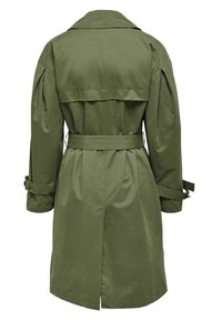 Olive zeleni płaszcz trench z paskiem w talii, długimi rękawami i rozcięciem z tyłu. Wyposażony w klasyczny kołnierz i kieszenie boczne. Gładka tekstura materiału.