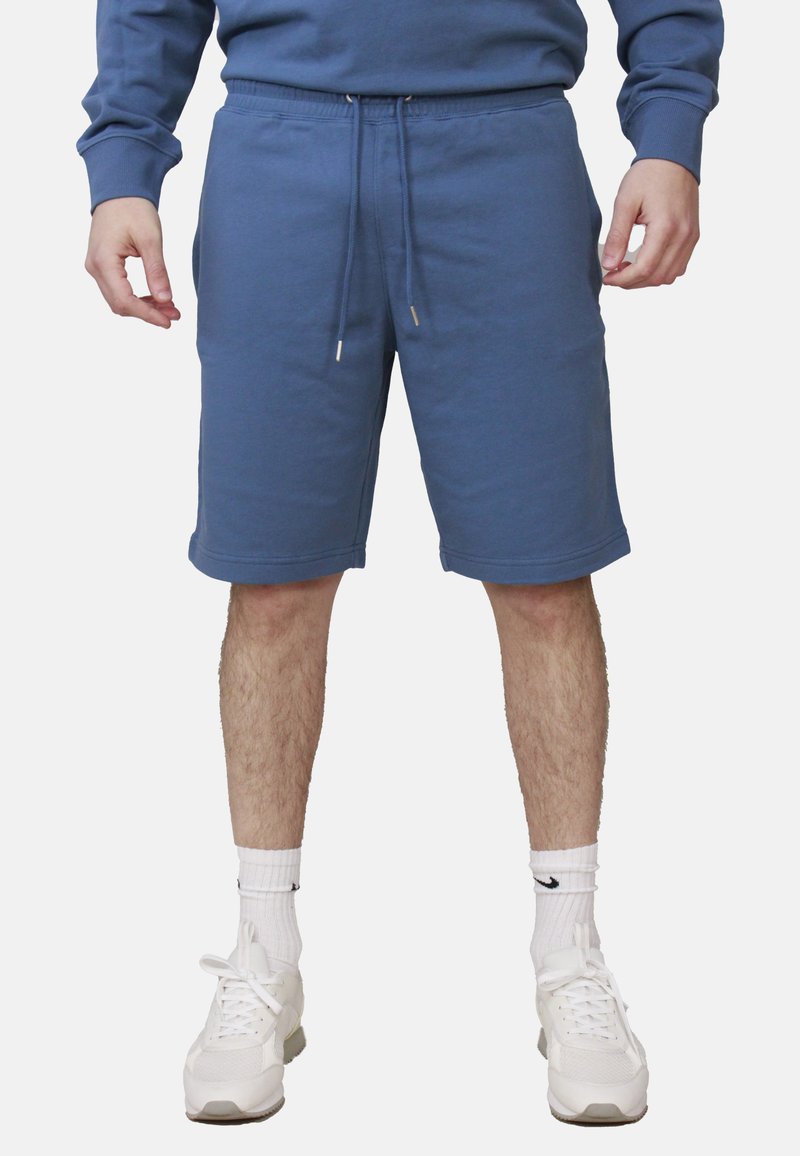 Pantaloni kaki in cotone blu con vita elasticizzata, cordino regolabile, tasche laterali e una consistenza liscia, che terminano appena sopra il ginocchio.