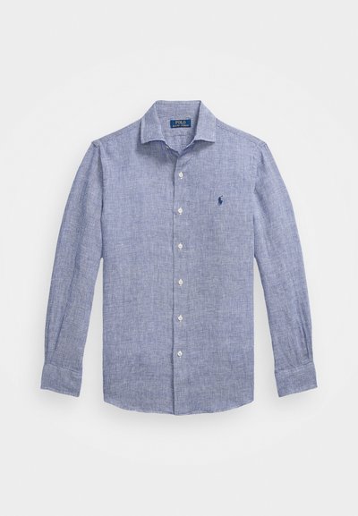 Zila un baltā pārbaudes garās piedurknes krekls ar pogām uz apkakles, kurā ir neliels izšūts logos kreisajā krūtī un baltas pogas.