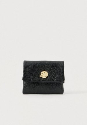 Črn usnjen denarnica z teksturirano površino, z zapiranjem na preklop in okroglo zlat metalni sponko na enotni svetli podlagi.