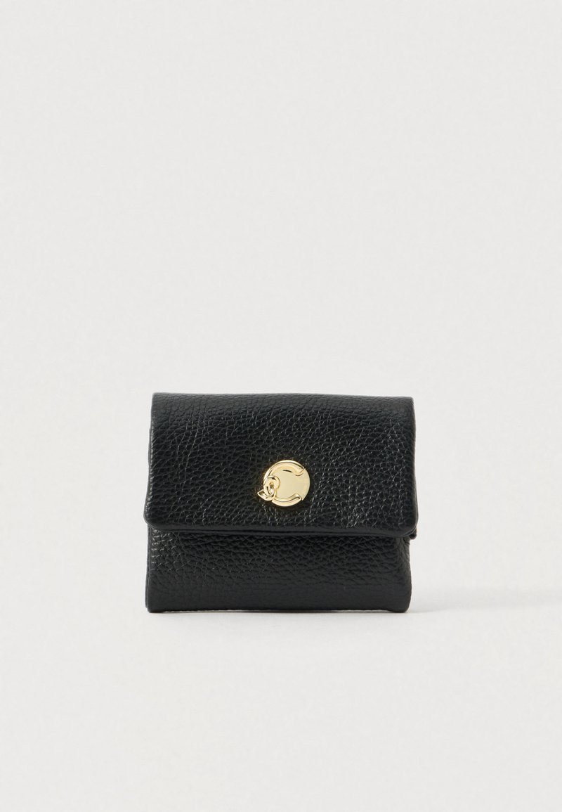 Μαύρο πορτοφόλι από υφή δέρματος με κλείσιμο πλάκας και στρογγυλή χρυσή μεταλλική κούμπωμα σε απλό ανοιχτό φόντο.