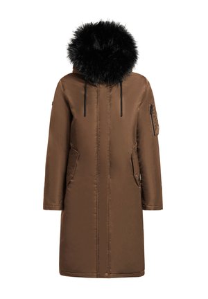 Braune Parka mit einer Kapuze aus schwarzem Kunstfell, Seitentaschen und einer Reißverschlusstasche am Ärmel. Der Stoff hat eine glatte und glänzende Textur.