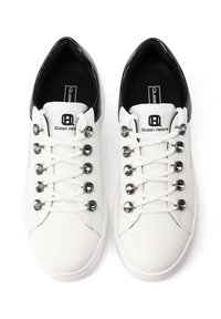 Sneakers bianchi basse con interno nero, occhielli decorativi argento, lacci bianchi e logo "Queen Helena" sulla linguetta.