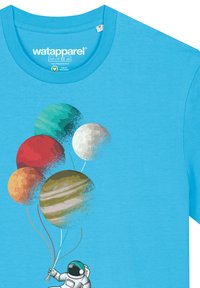 Lichtblauwe katoenen T-shirt met een astronaut die vijf kleurrijke planeetballonnen vasthoudt: rood, groen, turquoise, tan en wit.
