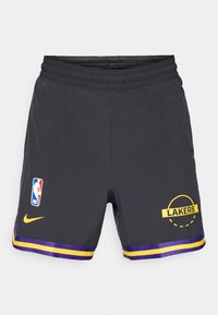 Calções atléticos pretos com uma cintura elástica, apresentando riscas amarelas e roxas na bainha. Inclui logos da NBA e dos Lakers dos lados.