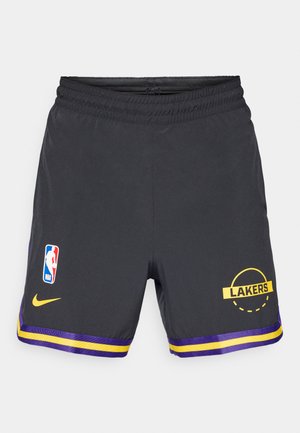 Mustat urheilushortsit joustavalla vyötäröllä, joissa on keltainen ja violetti raita helman kohdalla. Sivussa on NBA- ja Lakers-logot.