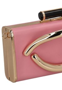 Rosa Leder-Clutch mit goldfarbener Hardware, versehen mit einem gebogenen Metallakzent und einem schwarzen oberen Verschluss. Rechteckige Form mit glatter Textur.