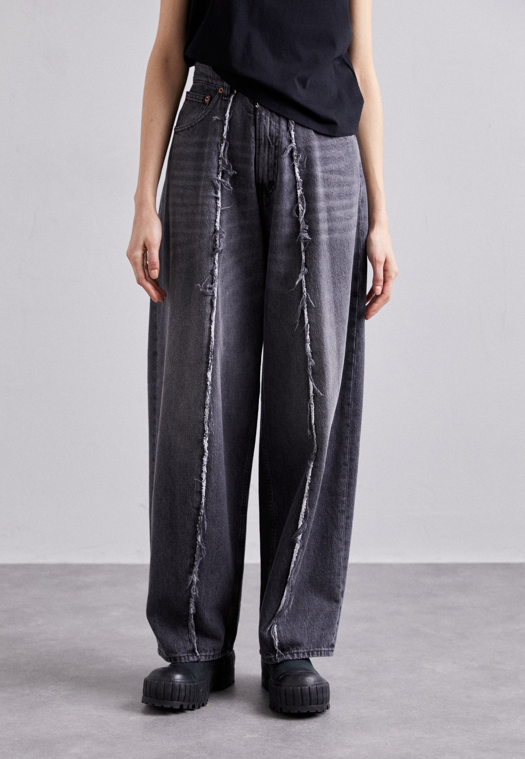 ★MM6 Maison Margiela★ Wide logo pants gray S52KA0396S25575 MM6 Maison Margiela - Wide leg/szary - Zalando.pl