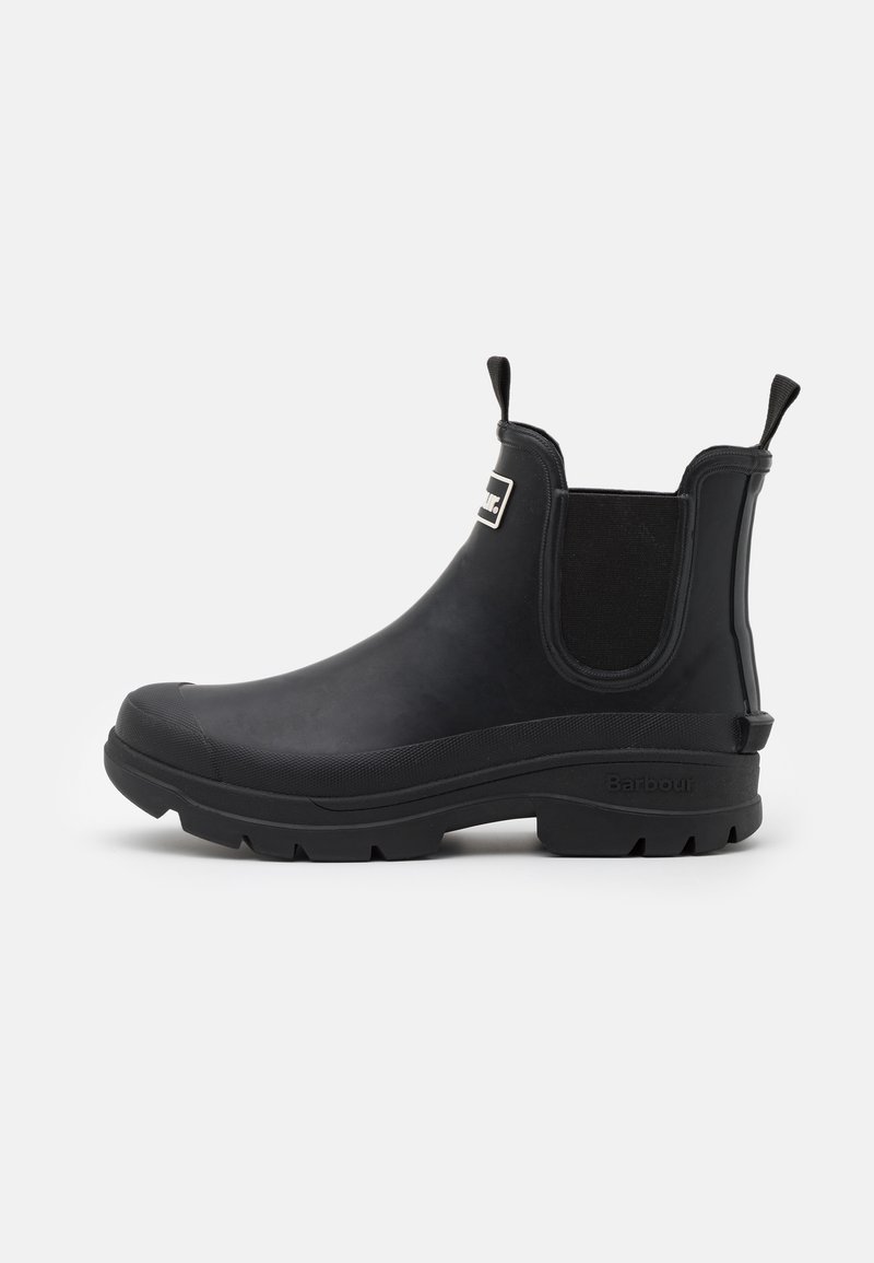 Laag uitgesneden zwarte rubberen Chelsea boot met elastische zijpanelen, trek-lussen, robuuste zool en Barbour-logo op de hiel en voorkant.