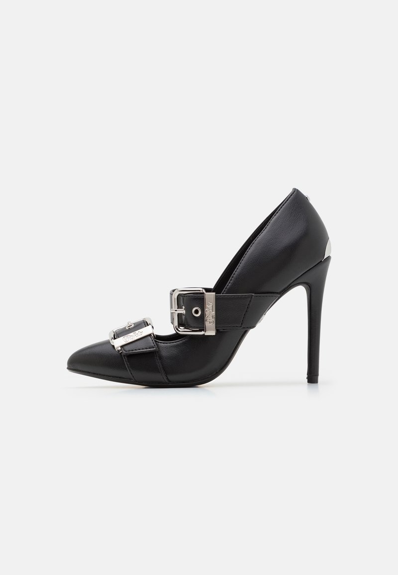 Escarpin en cuir noir à talon haut avec bout pointu et deux brides à boucle argentée sur le devant.