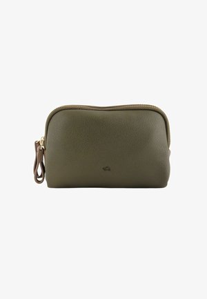 Pochette en cuir vert olive avec une finition texturée, fermeture éclair et boucle d'accent marron. Design compact et rectangulaire avec un branding minimal.