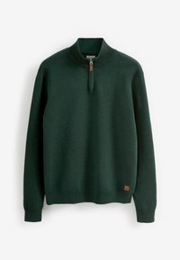 Pulover verde închis cu guler înalt, închidere cu fermoar pe jumătate, manșoane și tiv cu nervuri. Prezintă o mică etichetă logo din piele maro.