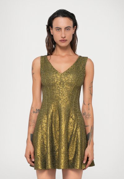 Aukso blizgučiais puošta suknelė su prigludusia liemenėle ir platėjančia sijona, kuri turi V formos iškirptę ir tekstūruotą paviršių su geometriniais raštais.