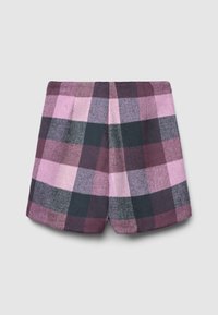 Shorts in misto lana con un ampio motivo a quadri in tonalità di rosa, viola scuro e nero, con una texture spazzolata e senza chiusure visibili.