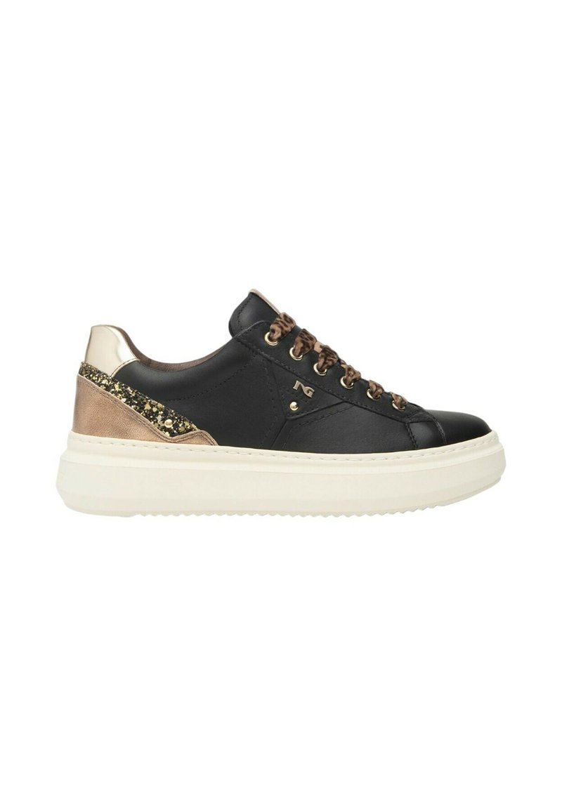 Sneaker nera con tomaia in pelle testurizzata, dettagli in tonalità oro e suola bianca chunky. Presenta un laccio decorativo e un particolare brillante sui lati.