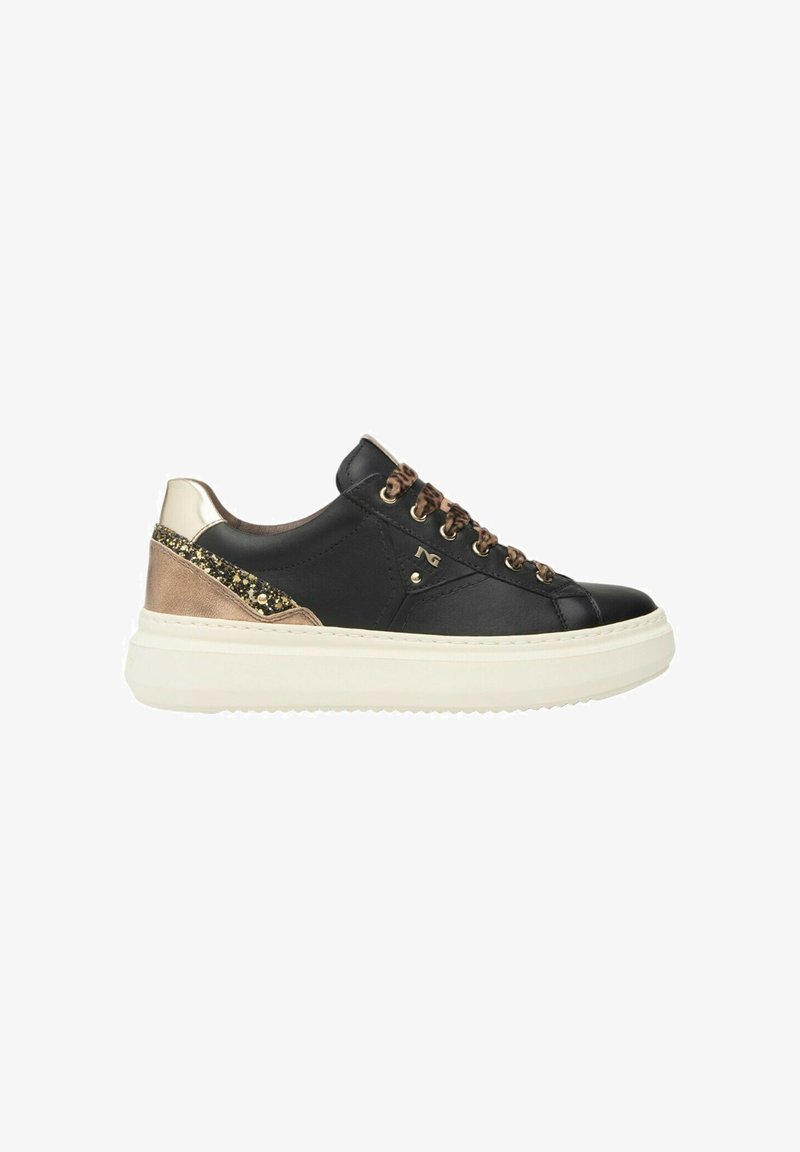 Sneaker nera con tomaia in pelle testurizzata, dettagli in tonalità oro e suola bianca chunky. Presenta un laccio decorativo e un particolare brillante sui lati.