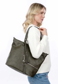 Borsa tote in pelle verde oliva con finitura texture, ampia tasca principale, tasca laterale con zip e dettaglio in nappa. Tracolla regolabile.