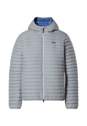 Chaqueta acolchada con capucha de color gris claro, cremallera frontal y forro interior azul, con un pequeño logo redondo azul y blanco en el pecho.