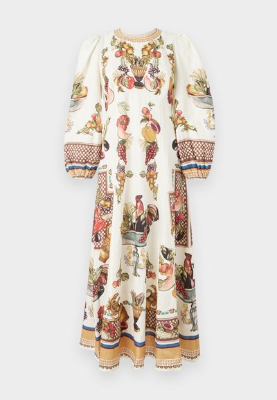 Ilga kreminė suknelė su pūstomis rankovėmis, dekoruota spalvingais vaisių, daržovių ir gaidžio raštais, o rudos spalvos raštuoti rankogaliai ir apatinė dalis.