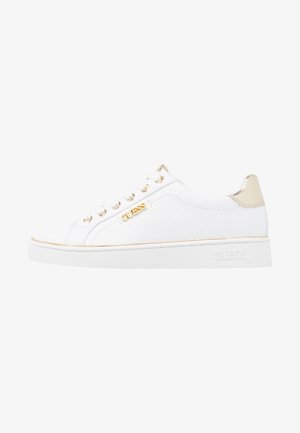 Witte sneaker met reliëfpatroon en gouden accenten. Heeft een ronde neus, vetersluiting en een witte rubberen outsole.
