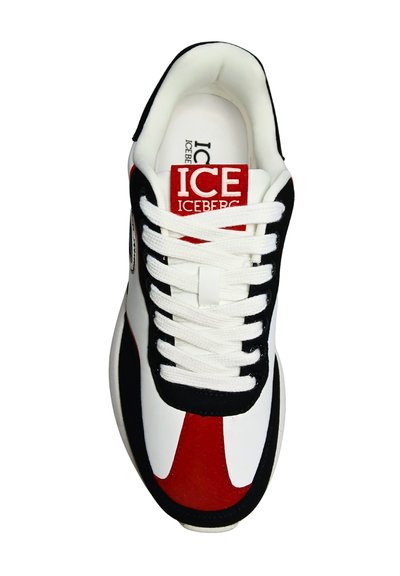 Baskets blanches, noires et rouges avec des lacets blancs et le logo "ICE ICEBERG" sur la languette, vues de dessus.