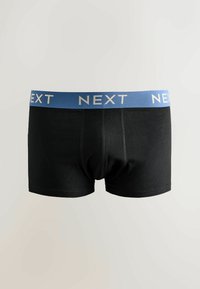 Chiloți boxeri pentru bărbați, negri, cu o talie elastică albastră pe care este inscripționat „NEXT” cu litere albe, expuși pe un fundal simplu, deschis la culoare.