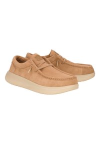 Scarpe di suede marrone chiaro con punta arrotondata, dettagli cuciti e una robusta suola in gomma beige. Presentano un design con lacci e un accento con logo.