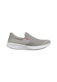 Scarpe slip-on grigie in materiale mesh con suola bianca in gomma. Design a profilo basso con punta arrotondata e discreto marchio rosso.