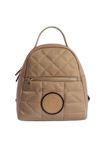 Mochila acolchada de color beige hecha de material duradero, con un parche de logo redondo, herrajes en dorado y un bolsillo frontal con cremallera.